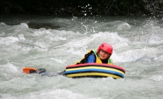  Nadar en aguas brava con flotador